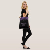Zwarte paarse glitter business logo schoonheidssal tote bag (Op model)