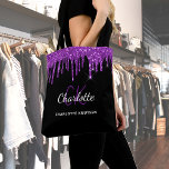 Zwarte paarse glitter druppelt monogram initialen tote bag<br><div class="desc">Een elegante zwarte achtergrond. Gedecorreerd met paarse faux glitterdruppels,  verfdruppelend uiterlijk. Pas uw voornaam,  monogram initialen en volledige naam aan en voeg deze toe. De naam wordt geschreven met een handgeschreven stijlmanuscript met letters.</div>