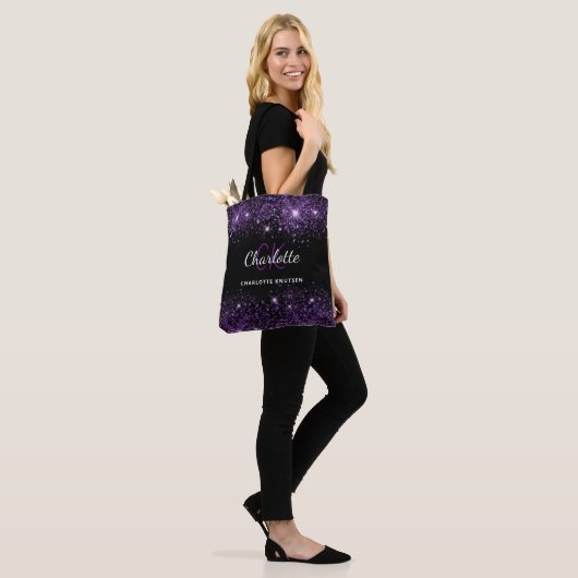 Zwarte paarse glitter monogram initiaal naam tote bag (Op model)