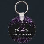 Zwarte paarse glittermonogram initialen sleutelhanger<br><div class="desc">Een elegante zwarte achtergrond. Gedemoreerd met paars faux glitter stof. Pas uw voornaam,  monogram initialen en volledige naam aan en voeg deze toe. De naam wordt geschreven met een handgeschreven stijlmanuscript met letters.</div>