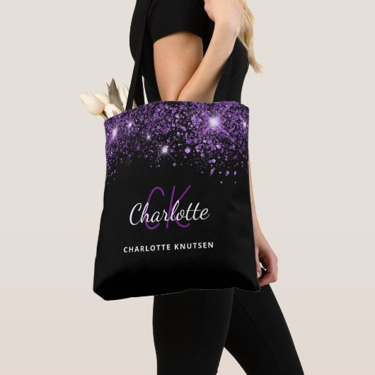 Zwarte paarse glitterschuim monogram initiaal tote bag (Dichtbij)