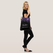 Zwarte paarse glitterschuim monogram initiaal tote bag (Op model)
