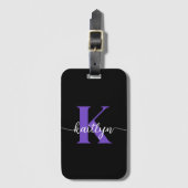 Zwarte Paarse Script Monogram Bagagelabel (Voorkant (verticaal))