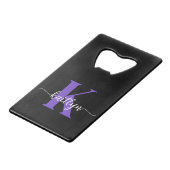 Zwarte Paarse Script Monogram Creditkaart Flessenopener (Voorkant Gekanteld)