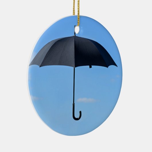 Zwarte paraplu vliegt in de blauwe lucht keramisch ornament (Rechts)
