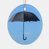 Zwarte paraplu vliegt in de blauwe lucht keramisch ornament (Links)