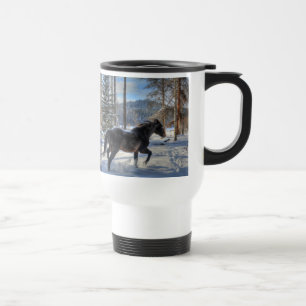 Zwarte Percheron in wintersneeuw en bos Reisbeker