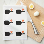 Zwarte pickleball paddles & oranje ballen handdoek (Quarter Fold)