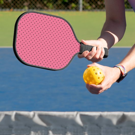 Zwarte pin Stippen op roze Pickleball Paddle (Insitu)