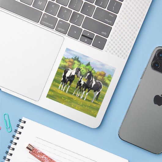 Zwarte Pinto-verf kwart paarden in zomerdeeg Sticker (Laptop met iPhone)