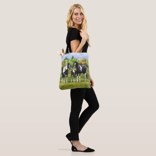 Zwarte Pinto-verf kwart paarden in zomerdeeg Tote Bag (Op model)