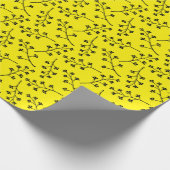 zwarte plant twig op geel cadeaupapier (Hoek)