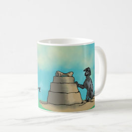 Zwarte poedel met zandkasteel koffiemok