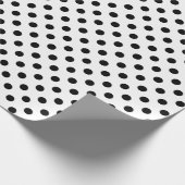Zwarte poladot op witte middenruimte cadeaupapier (Hoek)