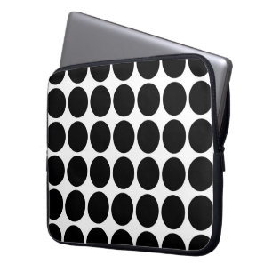 Zwarte poladots op wit laptop sleeve