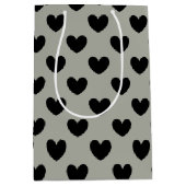 Zwarte polka harten op Pussywillow Gray Medium Cadeauzakje (Voorkant)