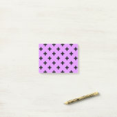 Zwarte polka kruist lila post-it® notes (Op bureau)