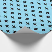 Zwarte polka kruist op babyblauw cadeaupapier (Hoek)