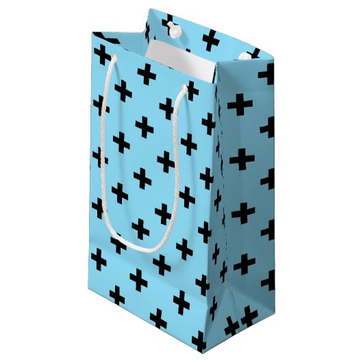 Zwarte polka kruist op babyblauw klein cadeauzakje (Voorkant Gekanteld)
