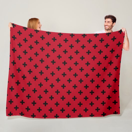 Zwarte polka kruist op rood fleece deken (In situ)
