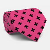 Zwarte polka kruist over fuchsia stropdas (Opgerold)
