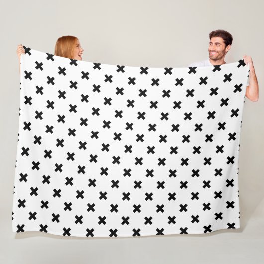 Zwarte polka kruist wit fleece deken (In situ)