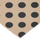 Zwarte polka-punten op beige tafelkleed (Gekanteld)