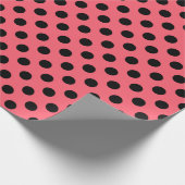Zwarte polka-punten op koraal cadeaupapier (Hoek)