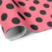 Zwarte polka-punten op koraal cadeaupapier (Rol Hoek)