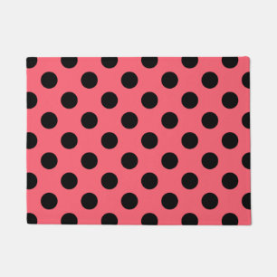 Zwarte polka-punten op koraal deurmat