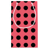 Zwarte polka-punten op koraal klein cadeauzakje (Achterkant)