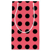 Zwarte polka-punten op koraal klein cadeauzakje (Voorkant)