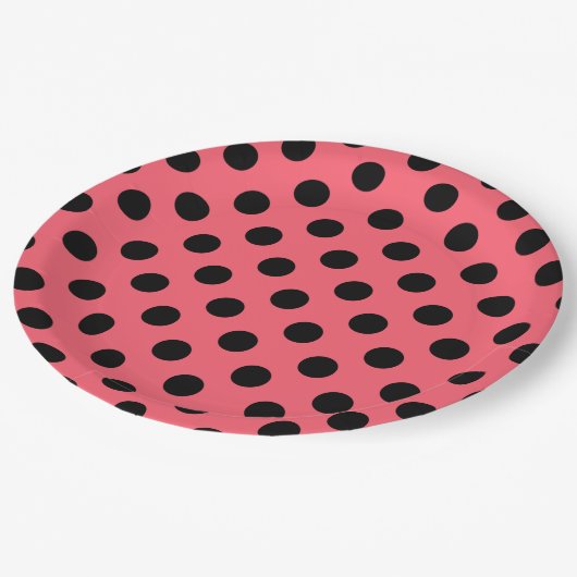 Zwarte polka-punten op koraal papieren bordje (Gekanteld)