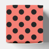 Zwarte polka-punten op levend koraal bedankdoosjes (Bovenkant)