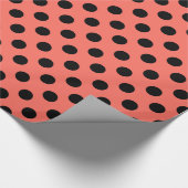 Zwarte polka-punten op levend koraal cadeaupapier (Hoek)
