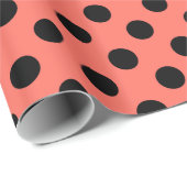 Zwarte polka-punten op levend koraal cadeaupapier (Rol Hoek)