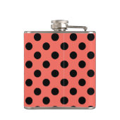 Zwarte polka-punten op levend koraal heupfles (Achterkant)