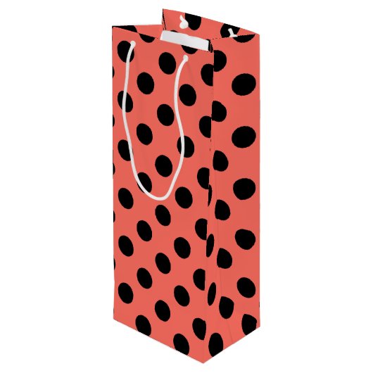 Zwarte polka-punten op levend koraal wijn cadeautas (Achterkant Gekanteld)