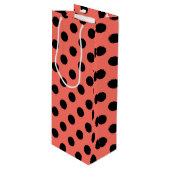 Zwarte polka-punten op levend koraal wijn cadeautas (Voorkant Gekanteld)