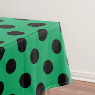 Zwarte polka stippen op fris groen tafelkleed