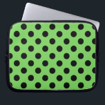 Zwarte polka-stippen op kalkgroen laptop sleeve<br><div class="desc">Zwarte polka-stippen op kalkgroen</div>