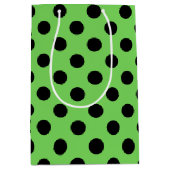 Zwarte polka-stippen op kalkgroen medium cadeauzakje (Voorkant)