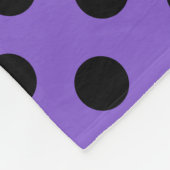 Zwarte polka-stippen op lavendel fleece deken (Hoek)
