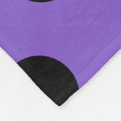 Zwarte polka-stippen op lavendel fleece deken (Hoek)