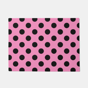 Zwarte polka-stippen op roze deurmat