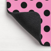 Zwarte polka-stippen op roze muismat (Hoek)