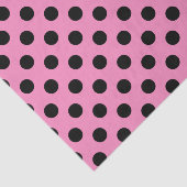 Zwarte polka-stippen op roze tissuepapier (Detail)