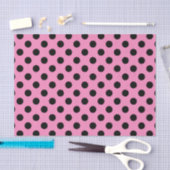 Zwarte polka-stippen op roze tissuepapier (Craft)