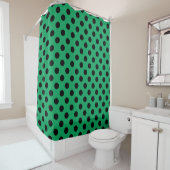 Zwarte polka-stippen op vers groen douchegordijn (In situ)