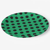 Zwarte polka-stippen op vers groen papieren bordje (Gekanteld)